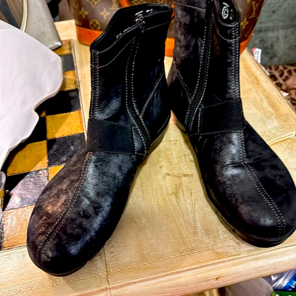 Wolky boots nubuck black and a little silver. Very comfortable with removabl sol